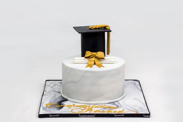 Graduation Cake with Black Cap - كيكة تخرج