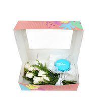 Birthday Gift Box - White Bloom and Blue Round Mini Cake مجموعه عيد الميلاد مكونه من بوكيه ورد أبيض وكيكه ميني زرقاء