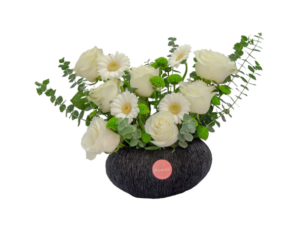 Flower Decoration in a Black Bowl ورود في فازه سوداء
