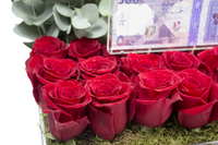 Acrylic Box Flower Arrangement with Money Holder I - تنسيق زهور مع حامل للنقود من الاكريليك