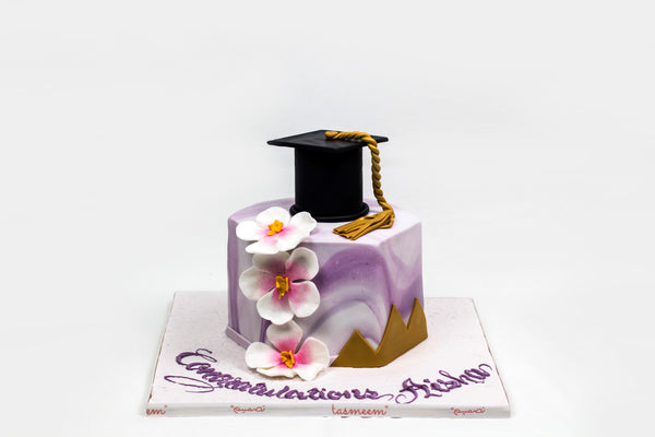 Graduation Cake with Cap and Flowers - كيكة تخرج