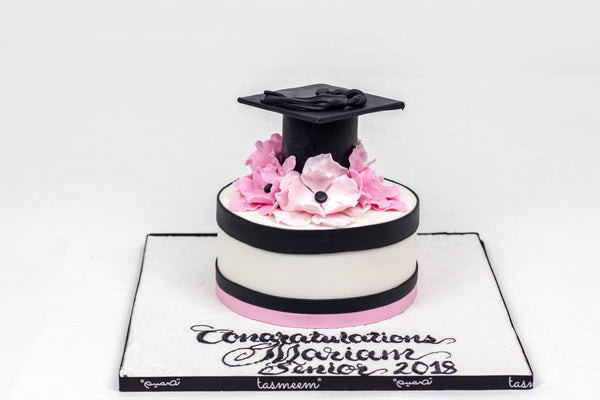 Graduation Cake with Cap and Flowers on the Top - كيكة تخرج