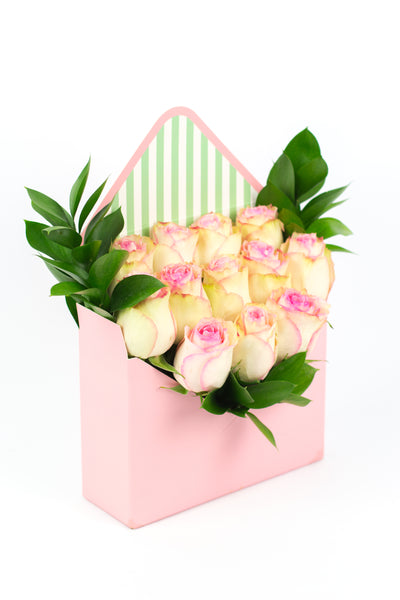 Pink Envelope Flower Box - مغلف زهري يحتوي على ورود