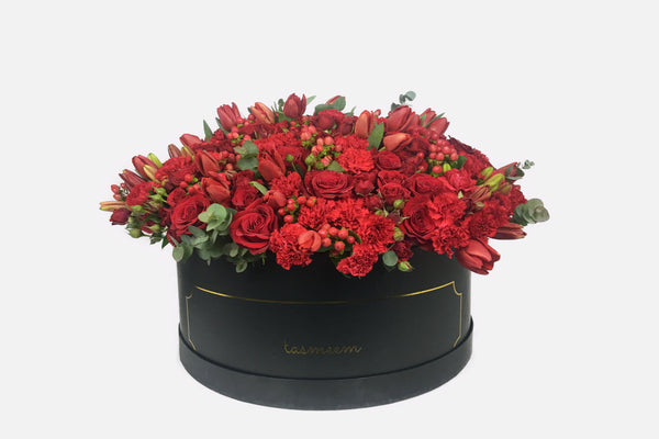 Red Flowers Arrangement - زهور متنوعه في علبه سوداء